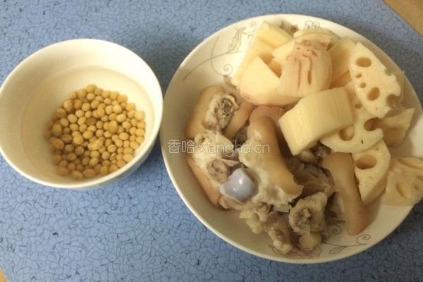 莲藕黄豆猪蹄汤的做法图解3