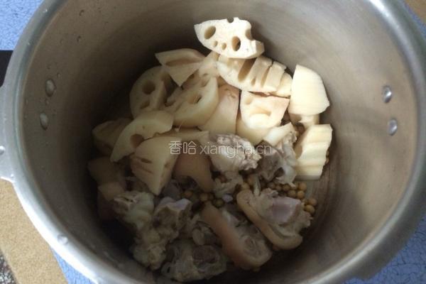 莲藕黄豆猪蹄汤的做法图解4