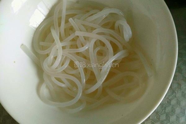 猪肉酸菜炖粉条的做法图解3