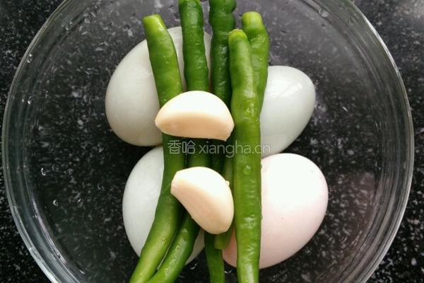 鸭蛋炒青椒的做法图解1