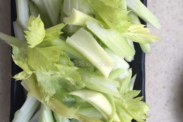 爽口西芹炒鲜尤的做法图解3