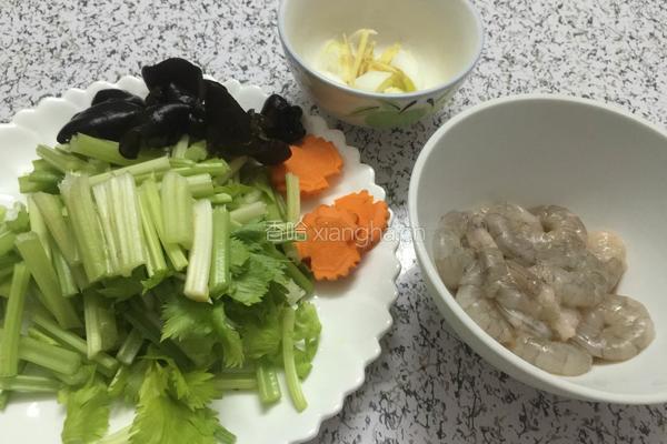 虾仁炒芹菜的做法图解2