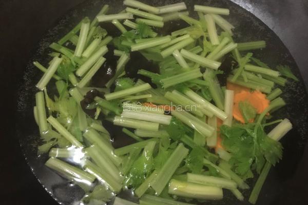 虾仁炒芹菜的做法图解3
