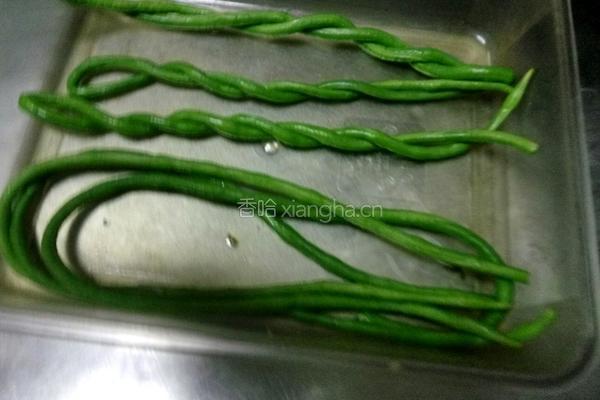 剁椒麻花豆角的做法图解3