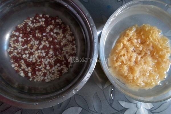 薏米红豆银耳羹的做法图解2