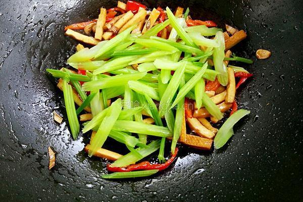 香干炒芹菜的做法图解11