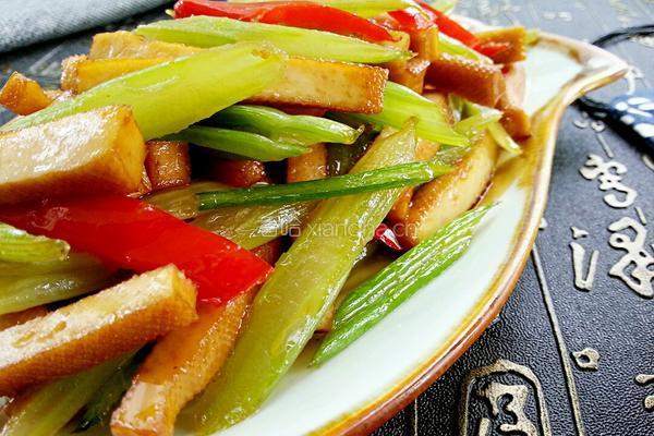 香干炒芹菜的做法图解14