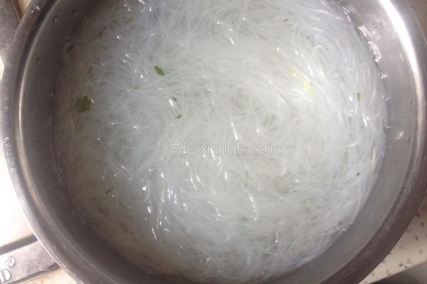黄瓜拌粉丝的做法图解1
