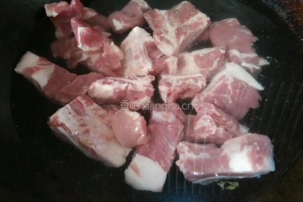 白萝卜豆腐排骨汤的做法图解1