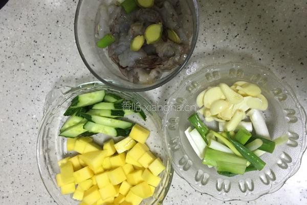 芒果虾仁的做法图解3