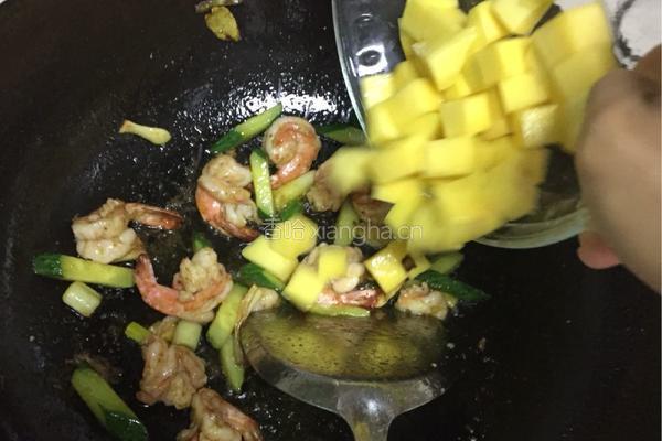 芒果虾仁的做法图解7