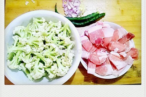 干锅咸肉有机花菜的做法图解1