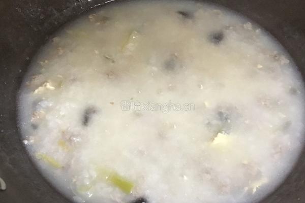 皮蛋瘦肉粥的做法图解3