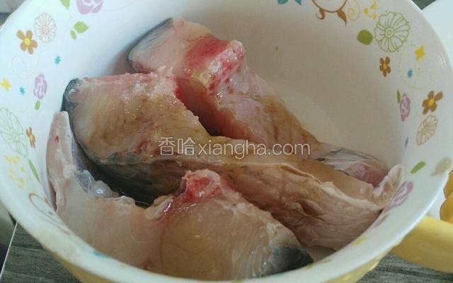 把鱼块洗干净，加入少许盐，油料  酒，生抽调味