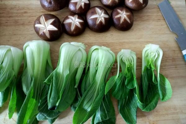 小白菜炒香菇的做法图解2