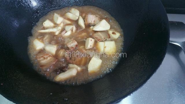 加水沒过肉片中小火焖煮15~20分钟