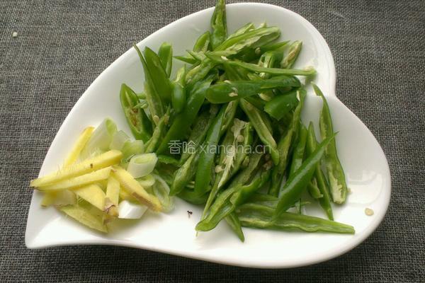 青椒炒鱼的做法图解1