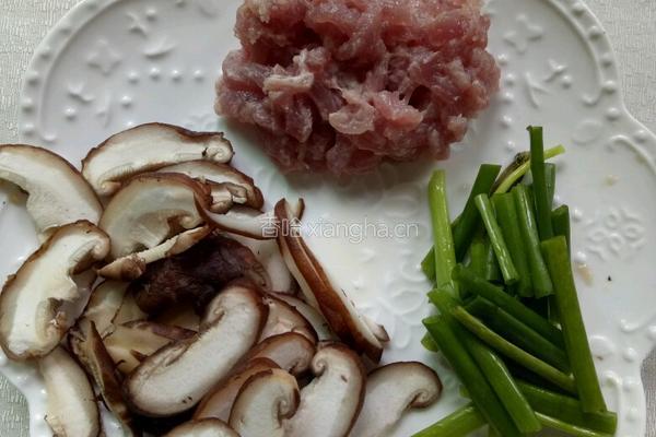 香菇炒面的做法图解1