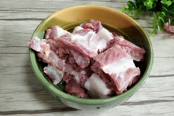 排骨烧土豆的做法图解1