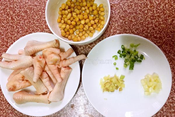 鸡爪焖黄豆的做法图解1