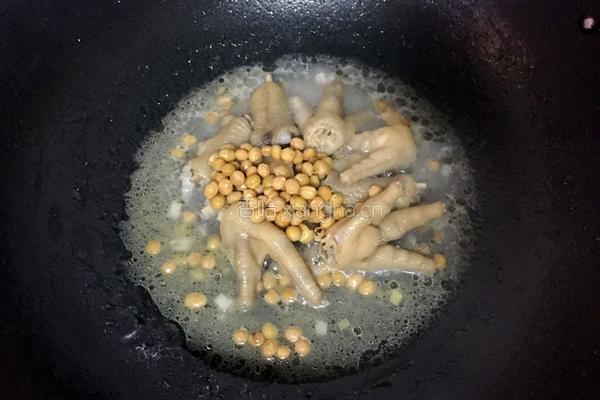 鸡爪焖黄豆的做法图解7