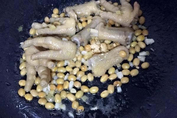 鸡爪焖黄豆的做法图解8