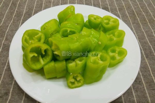 油豆腐炒青椒的做法图解2