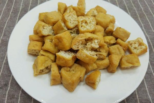 油豆腐炒青椒的做法图解1