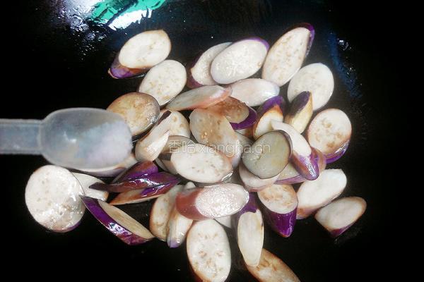 茄子炒豆腐的做法图解3