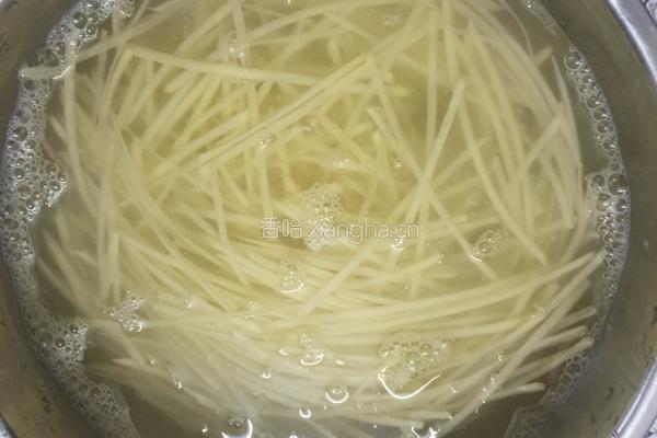 木耳土豆丝的做法图解2