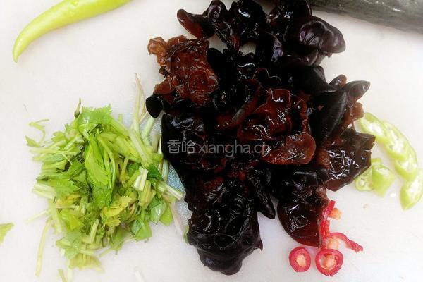 芹菜炒黑木耳的做法图解1