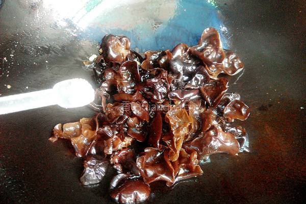 芹菜炒黑木耳的做法图解3