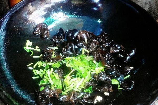 芹菜炒黑木耳的做法图解4