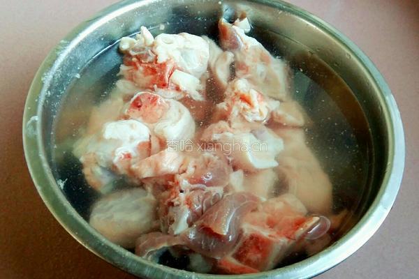 花生黄豆猪脚汤的做法图解3