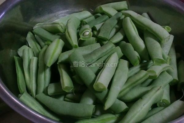 豆角炒鸡肉的做法图解1