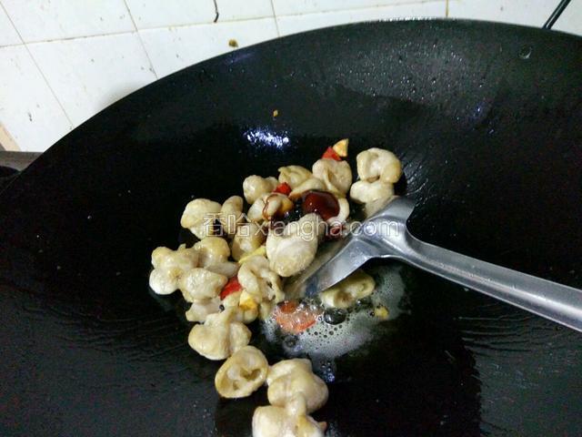 炒制肥肠有点金黄色，下蚝油炒人味