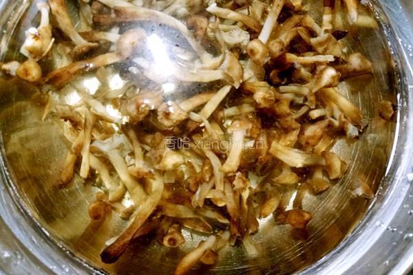 榛蘑杂焖五花肉的做法图解1
