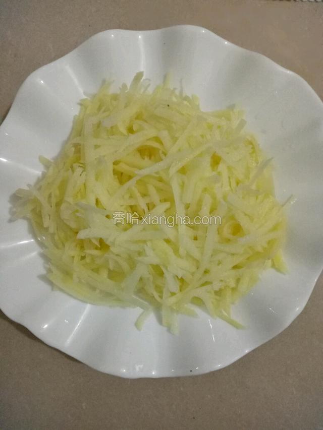 土豆去皮切成丝，用清水洗掉淀粉质。