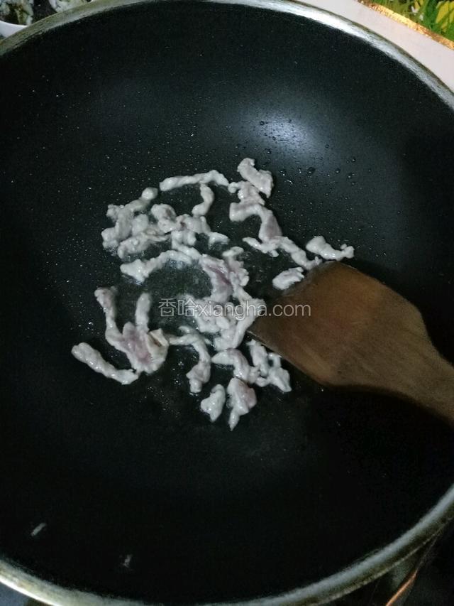 锅中放适量油，先下肉丝煸炒。