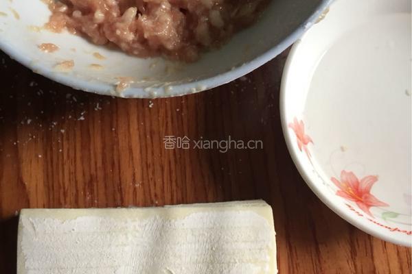 馄饨的包法的做法图解1