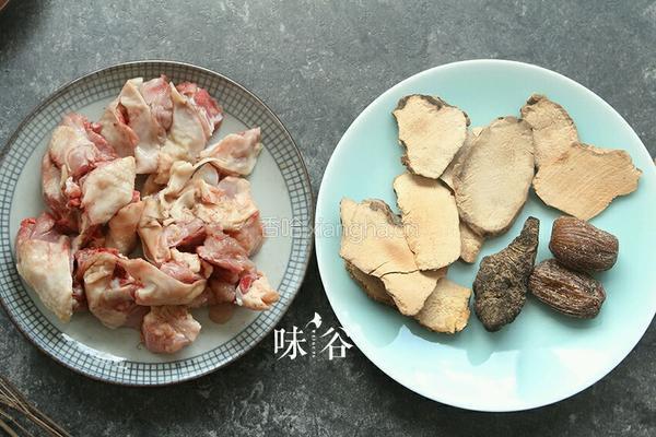土茯苓鸡汤的做法图解1