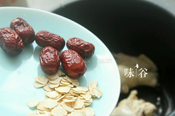 花旗参红枣炖鸡汤的做法图解3