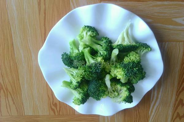 西红柿豆腐炒西兰花的做法图解1