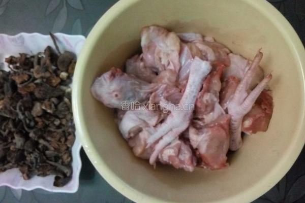 野蘑菇炖鸡的做法图解1