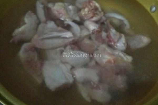 野蘑菇炖鸡的做法图解2