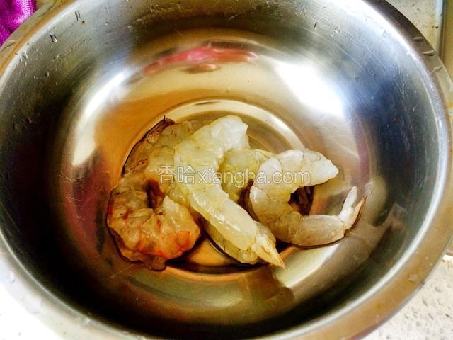 虾去皮挑虾线备用