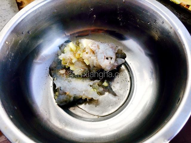 用刀背把虾剁碎，加姜末盐香油白胡椒粉料酒和玉米油搅拌均匀
