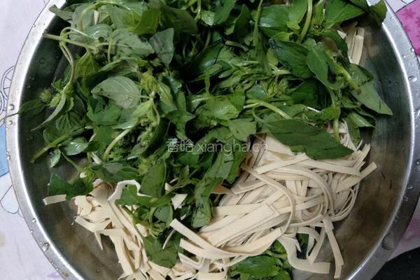 荆芥炒豆皮的做法图解3