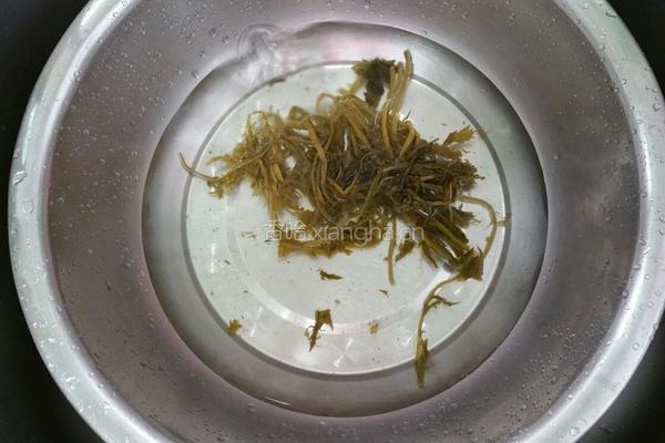 豆腐烧咸菜的做法图解1
