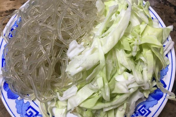 粉丝莲白的做法图解1